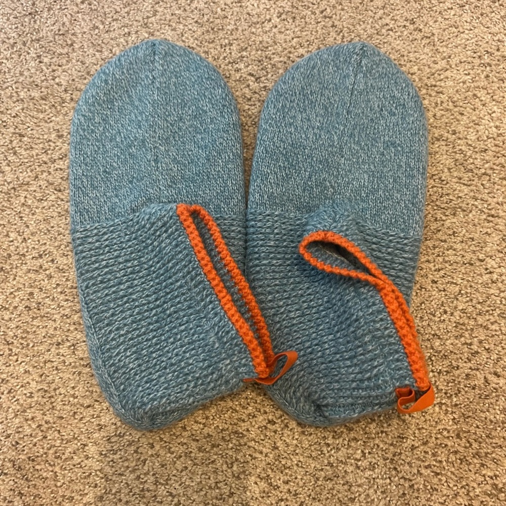 Bombas Men’s (size large) gripper slippers